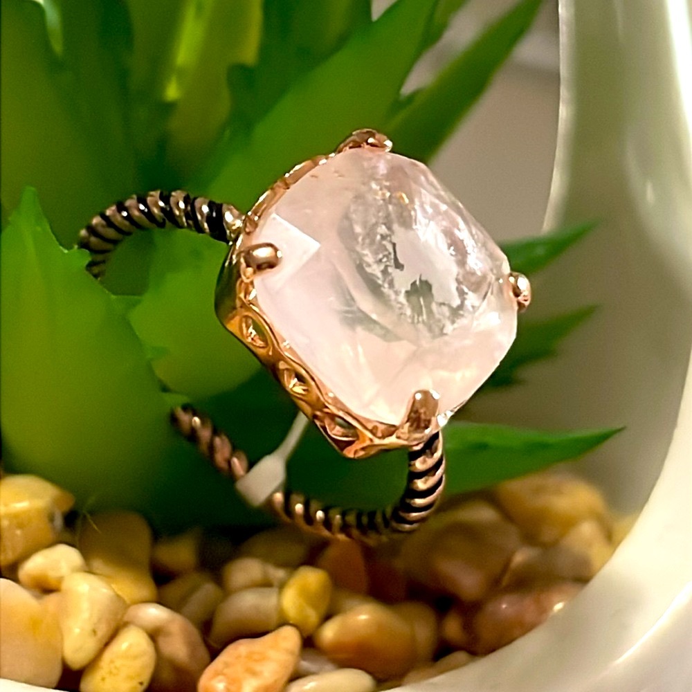🌷Olive&ivy® A Beauty in Rose Gold Plated Authentic Rose Crystal Size 8🌷